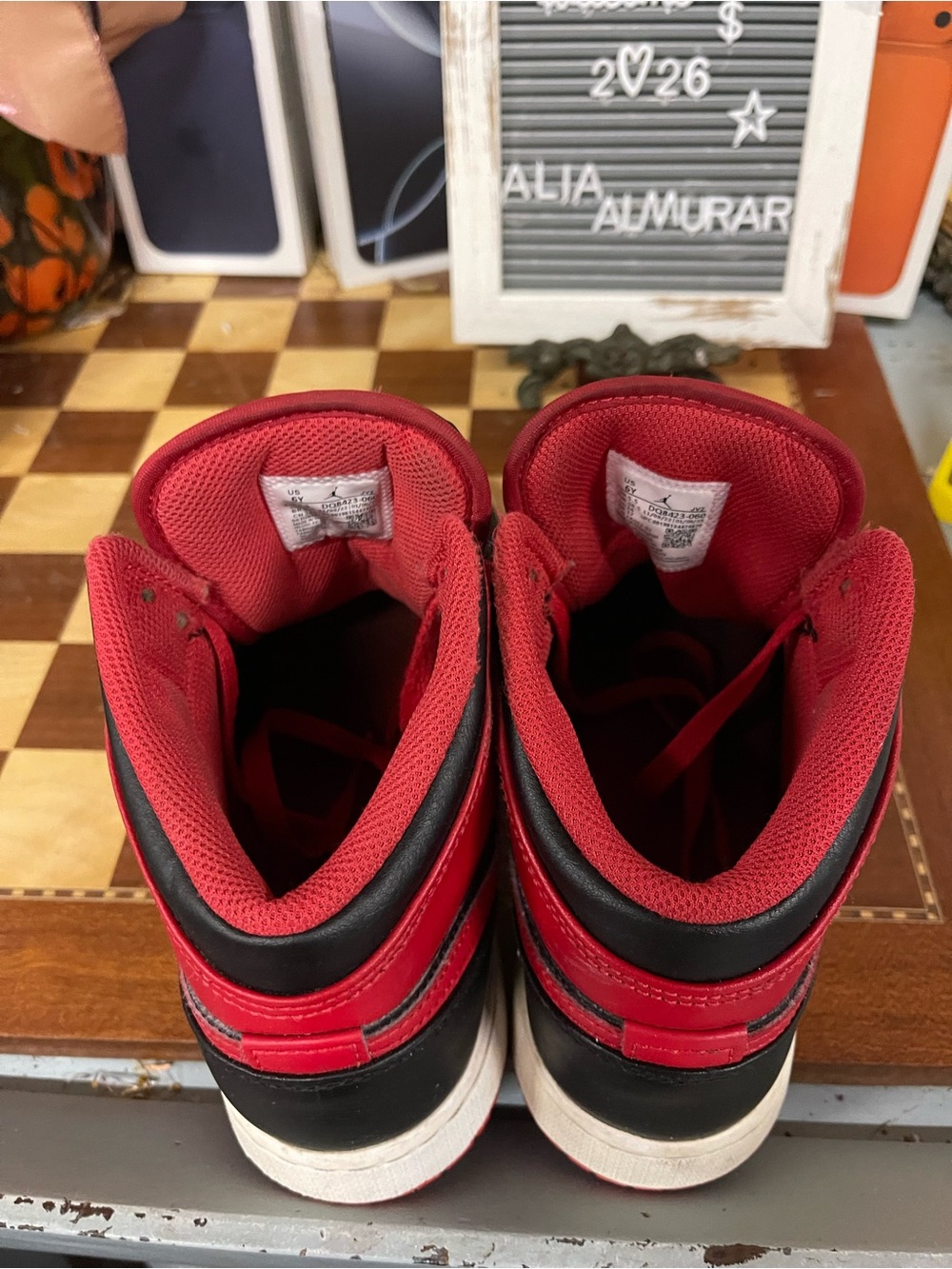 DQ8423-060.   Jordan 1 Mid
Alternate Bred (2022) (GS) - Picture 5 of 9